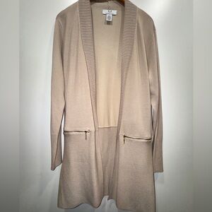 Magaschoni Neutral Ribbed Longline
Cardigan | Zip Pocket Detail | Luxe
Knit🤎✨